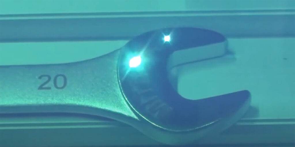 Kadr z filmu prezentującego znakowarkę laserową Mitegra Fiber ME