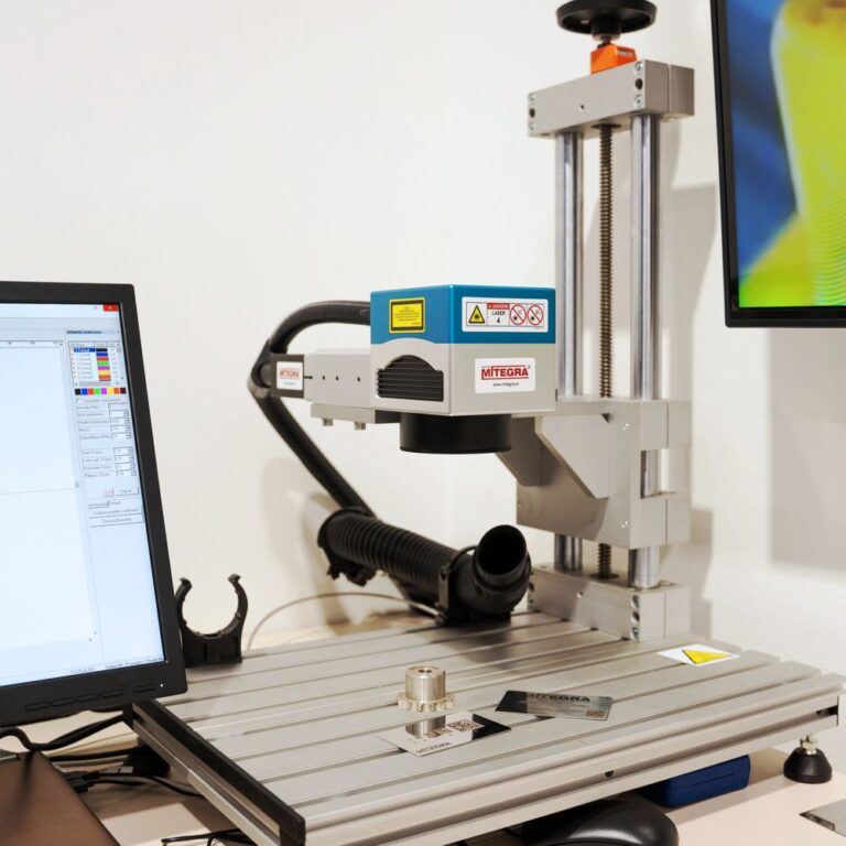Znakowarka laserowa Mitegra Fiber ME – kompaktowe urządzenie do znakowania metalu