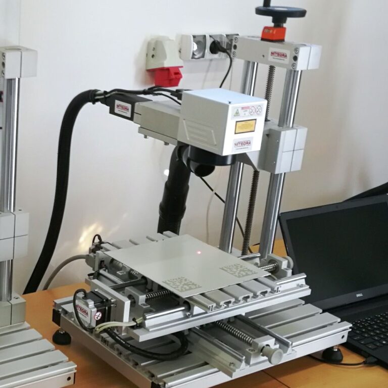 Znakowarka laserowa Mitegra Fiber ME ze stołem krzyżowym X-Y do zwiększenia pola znakowania