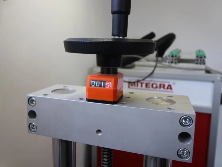 Solidna kolumna wsporcza znakowarki laserowej z kalibrowanym wskaźnikiem wysokości do ustawiania ogniskowej