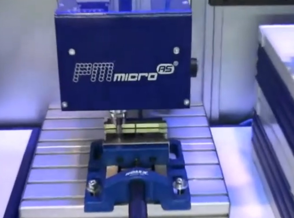 Znakowarka ryjąca PMmicroAS podczas pracy.