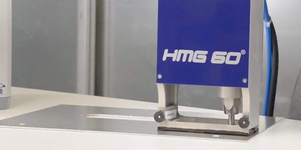 Ręczna znakowarka mikropunktowa HMG60 - kadr z filmu pokazującego pracę urządzenia