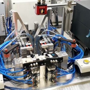 Automatyczne stanowisko kontrolno-montażowe z systemem manipulacji elementami