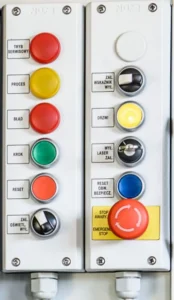 Panel sterujący stanowiska laserowego Mitegra Fiber MIK-OBR z przyciskami, wskaźnikami i kluczykiem bezpieczeństwa