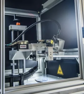 Nastawna ssawa odciągu spalin przy głowicy znakującej w stanowisku laserowym Mitegra Fiber MIK-OBR