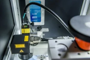 Zintegrowany czytnik kodów Data Matrix w stanowisku laserowym Mitegra Fiber MIK-OBR