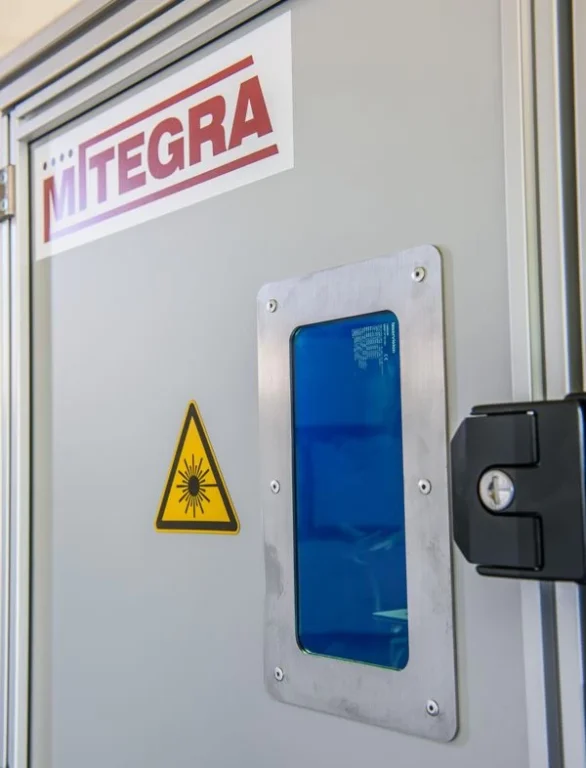Drzwi serwisowe z bezpiecznym oknem rewizyjnym do podglądu w stanowisku laserowym Mitegra Fiber MIK-OBR