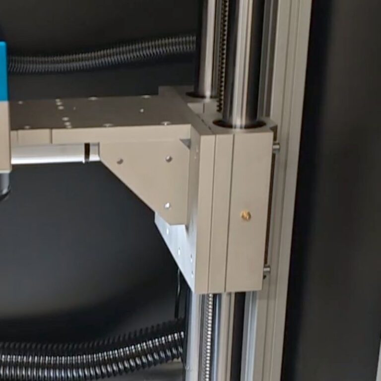 Element konstrukcyjny stanowiska laserowego Mitegra MEO-XL – solidny wspornik osi Z