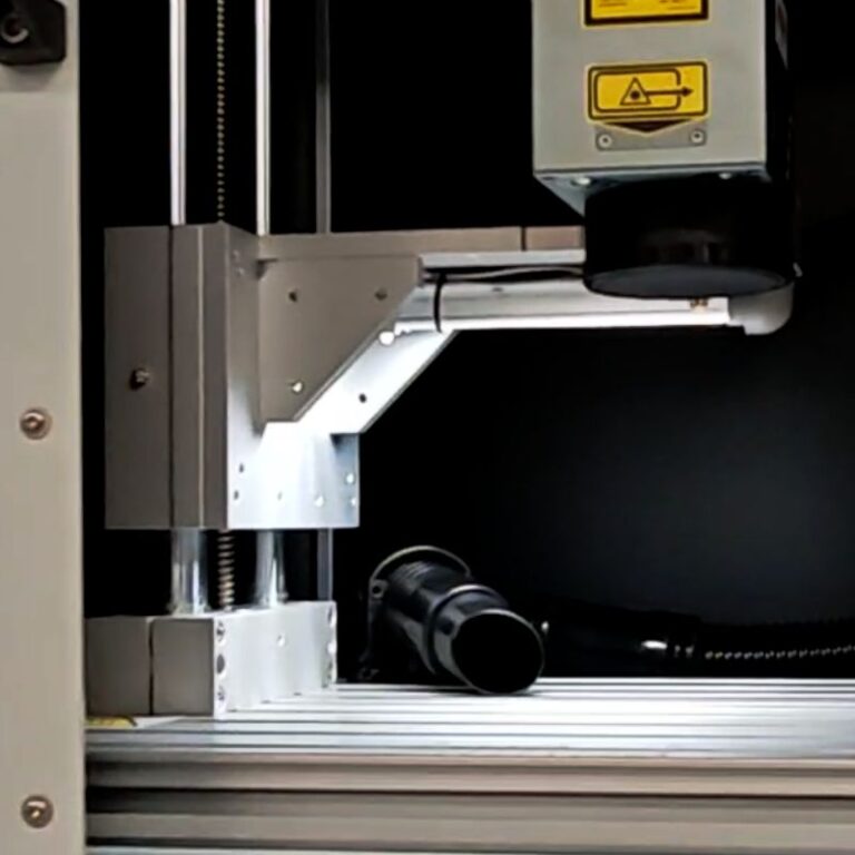 Stabilna kolumna prowadząca i oświetlenie LED w stanowisku do znakowania laserowego Mitegra MEO-XL