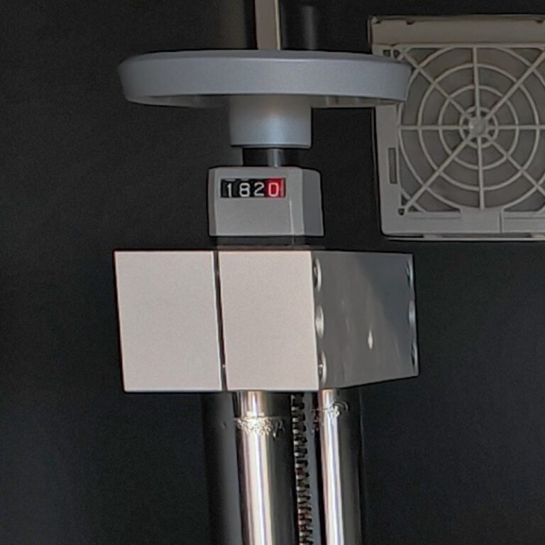 Licznik wysokości osi Z na kolumnie stanowiska Mitegra MEO-XL