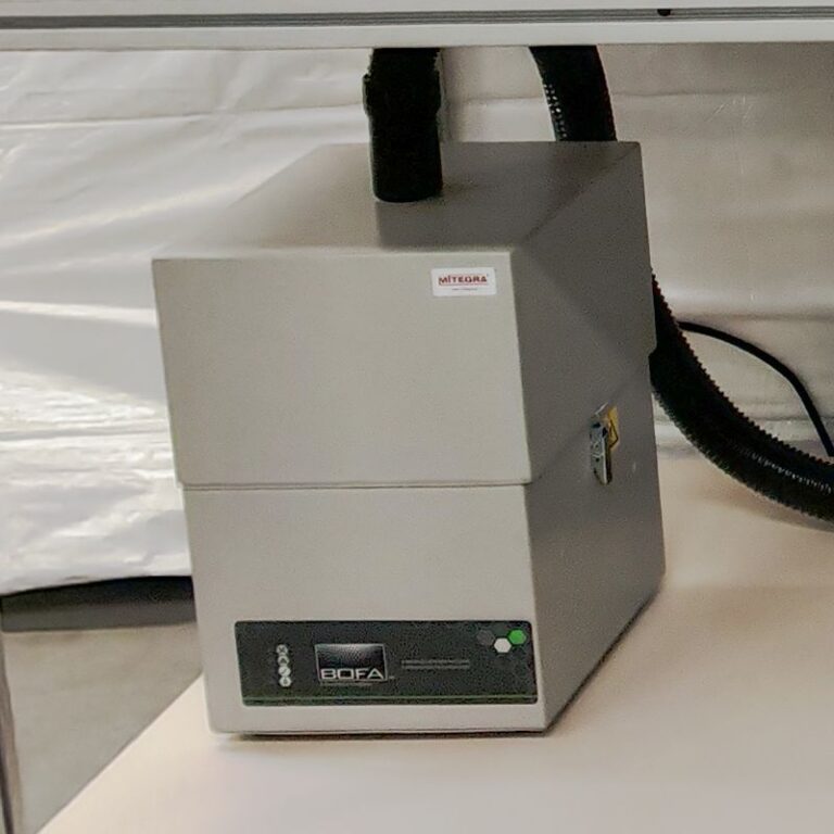 Odciąg do znakowarki laserowej z czujnikami i sygnałami bezpieczeństwa potwierdzającymi możliwość uruchomienia lasera