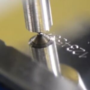Znakowanie przez rysowanie na metalowym detalu za pomocą narzędzia diamentowego