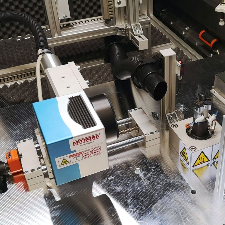 Znakowarka do integracji - głowica w trakcie pracy na linii produkcyjnej