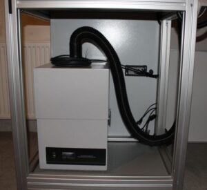 Zintegrowany odciąg spalin z filtrem węglowym w stanowisku laserowym Mitegra Fiber