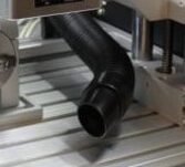 Nastawna dysza ssąca podłączona do zintegrowanego odciągu w stanowisku laserowym Mitegra Fiber MEK.