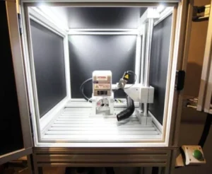 Oświetlenie strefy roboczej stanowiska laserowego Mitegra Fiber MI przez dopasowane systemy LED