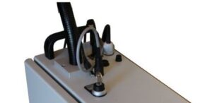 Elementy mechaniczne i elektryczne do podłączenia filtra odpylania w stanowisku laserowym Mitegra Fiber.