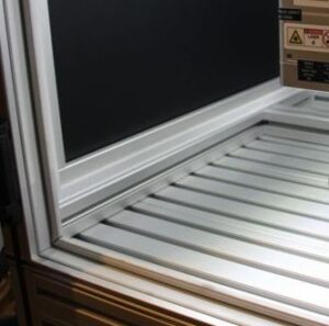 Podstawa z rowkami teowymi do montażu oprzyrządowania – stanowisko laserowe Mitegra Fiber MEK