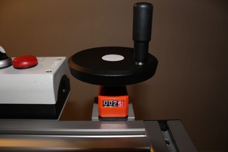 Licznik położenia wysokości głowicy laserowej wyskalowany w milimetrach z dokładnością do 0,1 mm