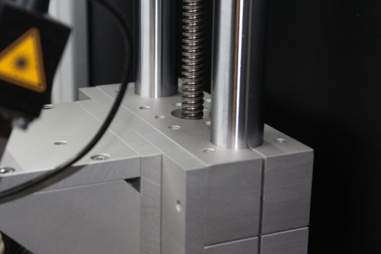 Mocne i stabilne prowadnice do regulacji wysokości głowicy laserowej za pomocą samohamownej śruby trapezowej
