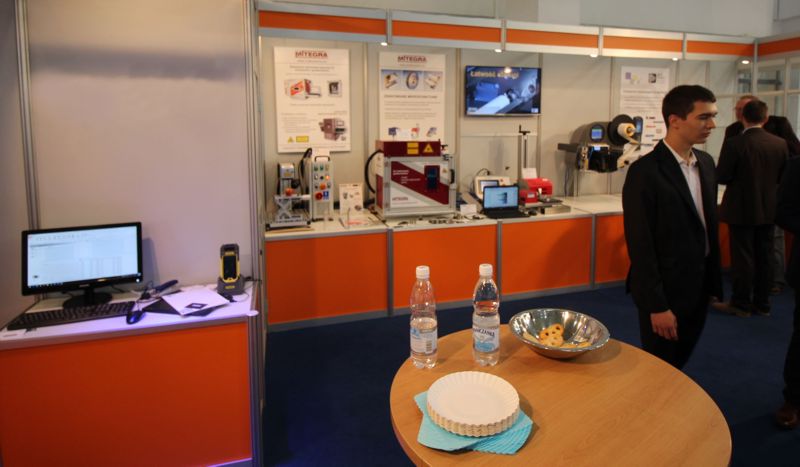 Stoisko firmy Mitegra z prezentacją urządzeń do znakowania podczas wydarzenia branżowego; widoczny fragment ekspozycji oraz uczestnicy targów.