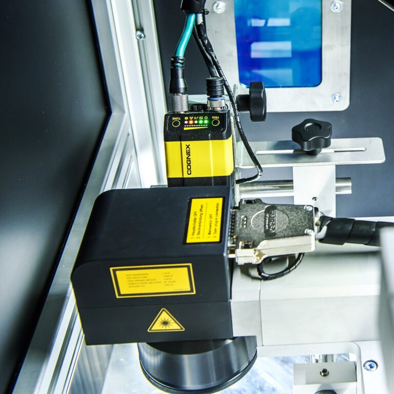 Zintegrowany czytnik kodów Data Matrix w stanowisku do znakowania laserowego MIK-OBR