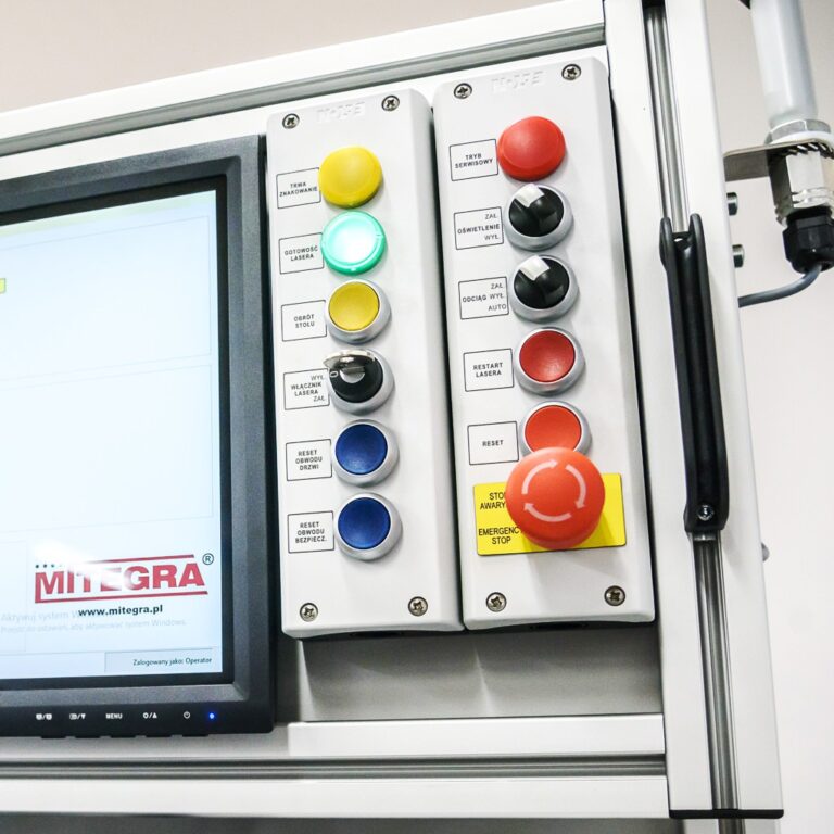 Panel sterowania stanowiska do znakowania laserowego Mitegra Fiber MIK-OBR z przyciskami bezpieczeństwa