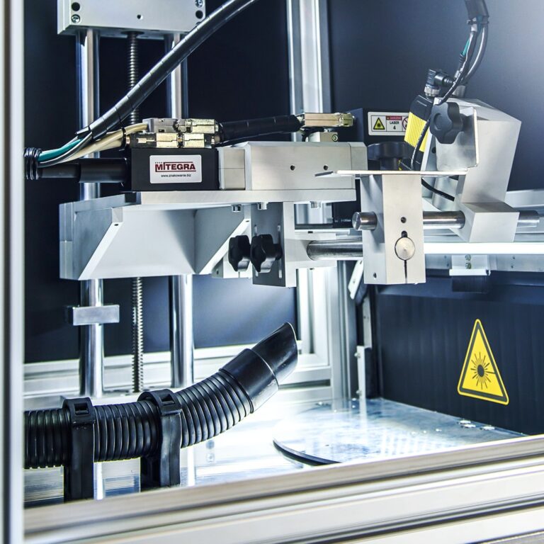 Nastawna ssawa odciągu spalin w obszarze znakowania laserowego