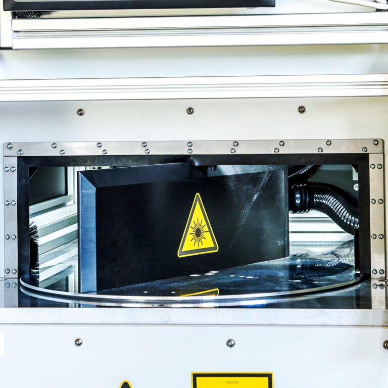 Automatyczny stół obrotowy w stanowisku do znakowania laserowego Mitegra Fiber MIK-OBR