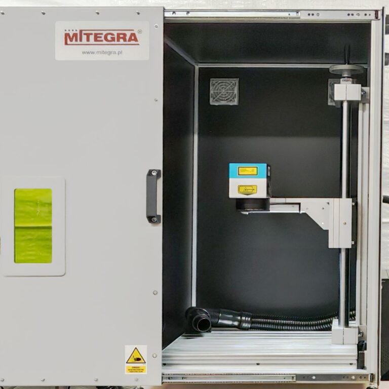 Wnętrze obudowy lasera MITEGRA MEO z widoczną głowicą laserową i odciągiem dymu.