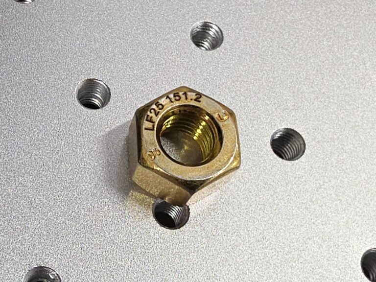 Laserowe znakowanie na nakrętce ocynkowanej.