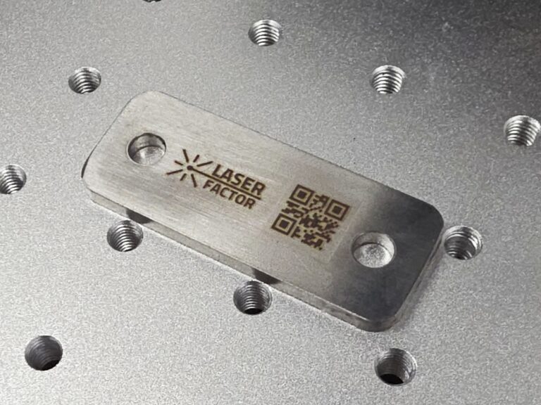 Laserowe znakowanie kodu QR i logo Laser Factor na stali kwasoodpornej.
