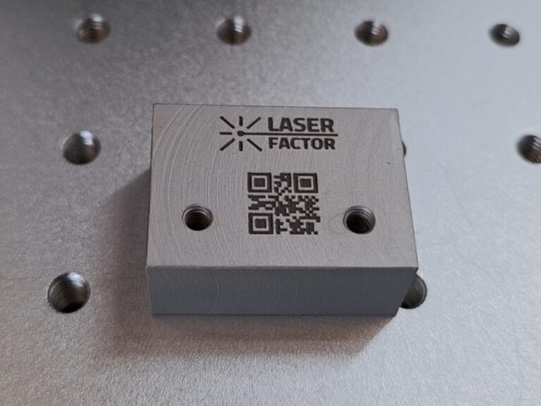 Laserowe znakowanie kodu QR i logo Laser Factor na anodowanym aluminium.