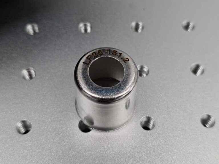 Laserowe znakowanie tulejki ze stali nierdzewnej numerem.