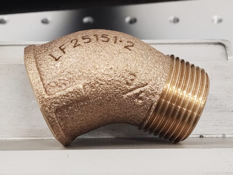 Laserowe znakowanie mosiężnej złączki z numerem seryjnym