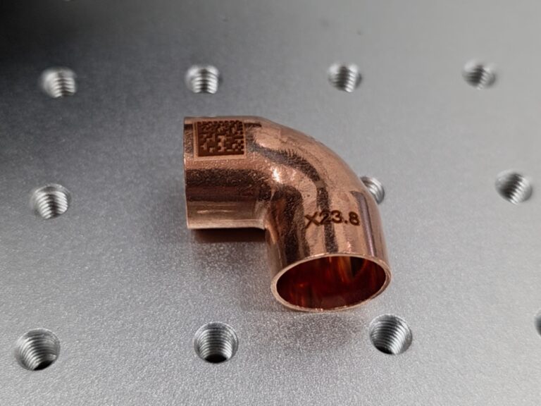 Laserowe znakowanie kodu Data Matrix oraz oznaczeń na miedzianej złączce.