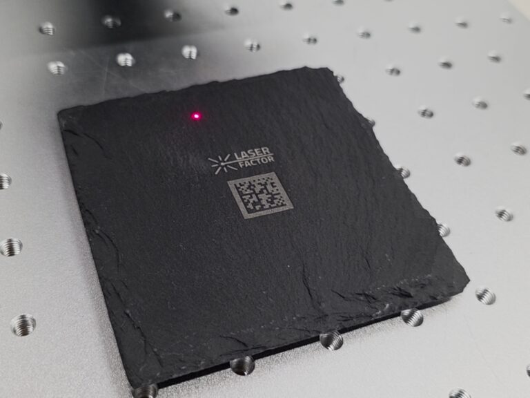 Laserowe znakowanie kodu Data Matrix na płytce z łupka.
