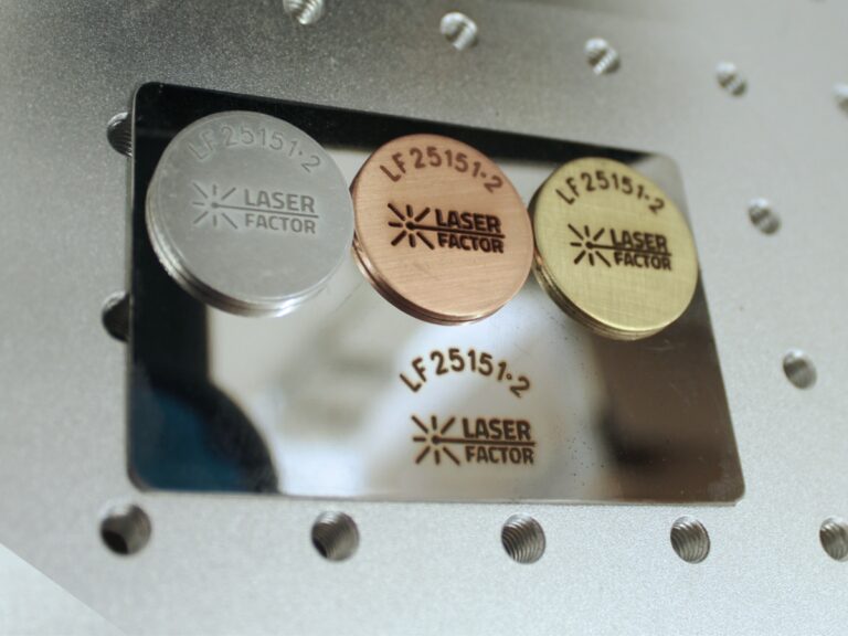 Próbki laserowego znakowania na aluminium, miedzi, mosiądzu i stali nierdzewnej wykonane przez Laser Factor.