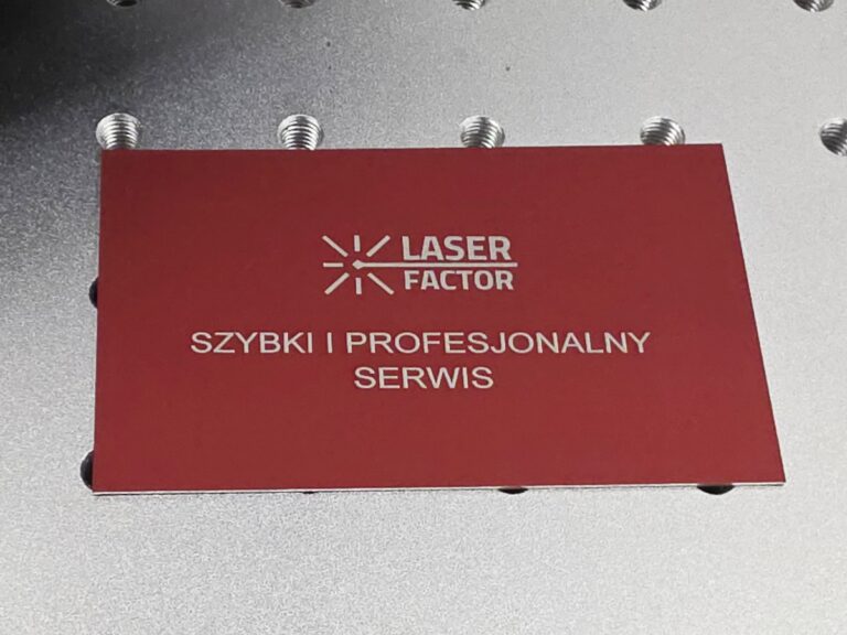 Laserowe znakowanie anodowanego aluminium z logo Laser Factor i napisem