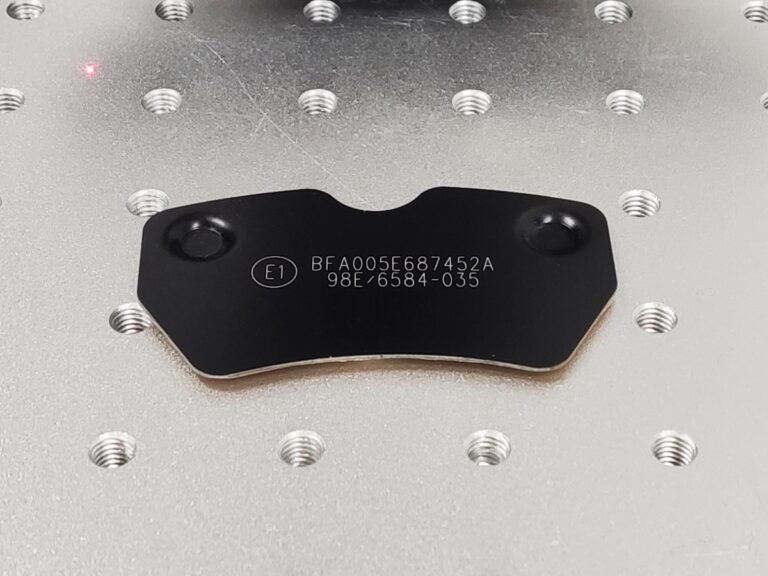 Laserowe znakowanie elementu pokrytego kataforezą (KTL) z numerami seryjnymi i oznaczeniami.