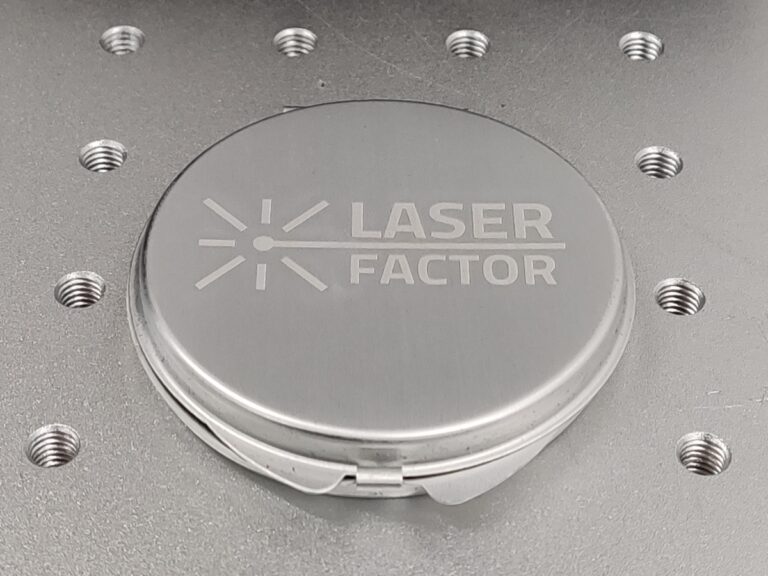 Laserowe znakowanie aluminiowego elementu przy użyciu systemu Laser Factor.